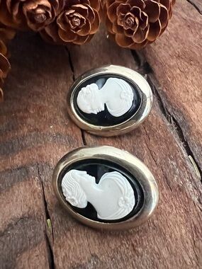 Sarah Coventry Cameo Earrings Black Ivory Clip On Light Gold Tone Lady
